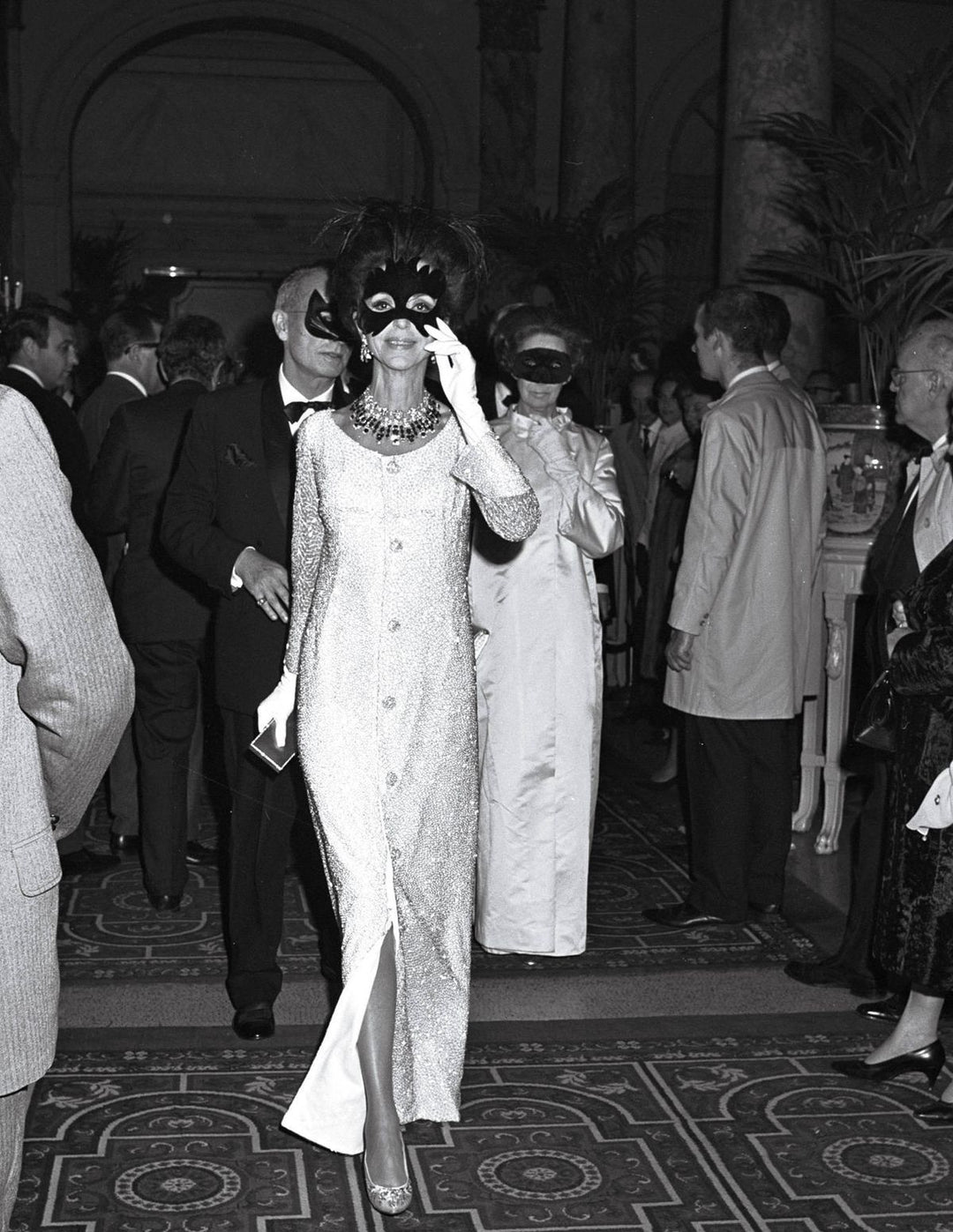 Elegante Gäste mit Masken bei einem historischen Maskenball