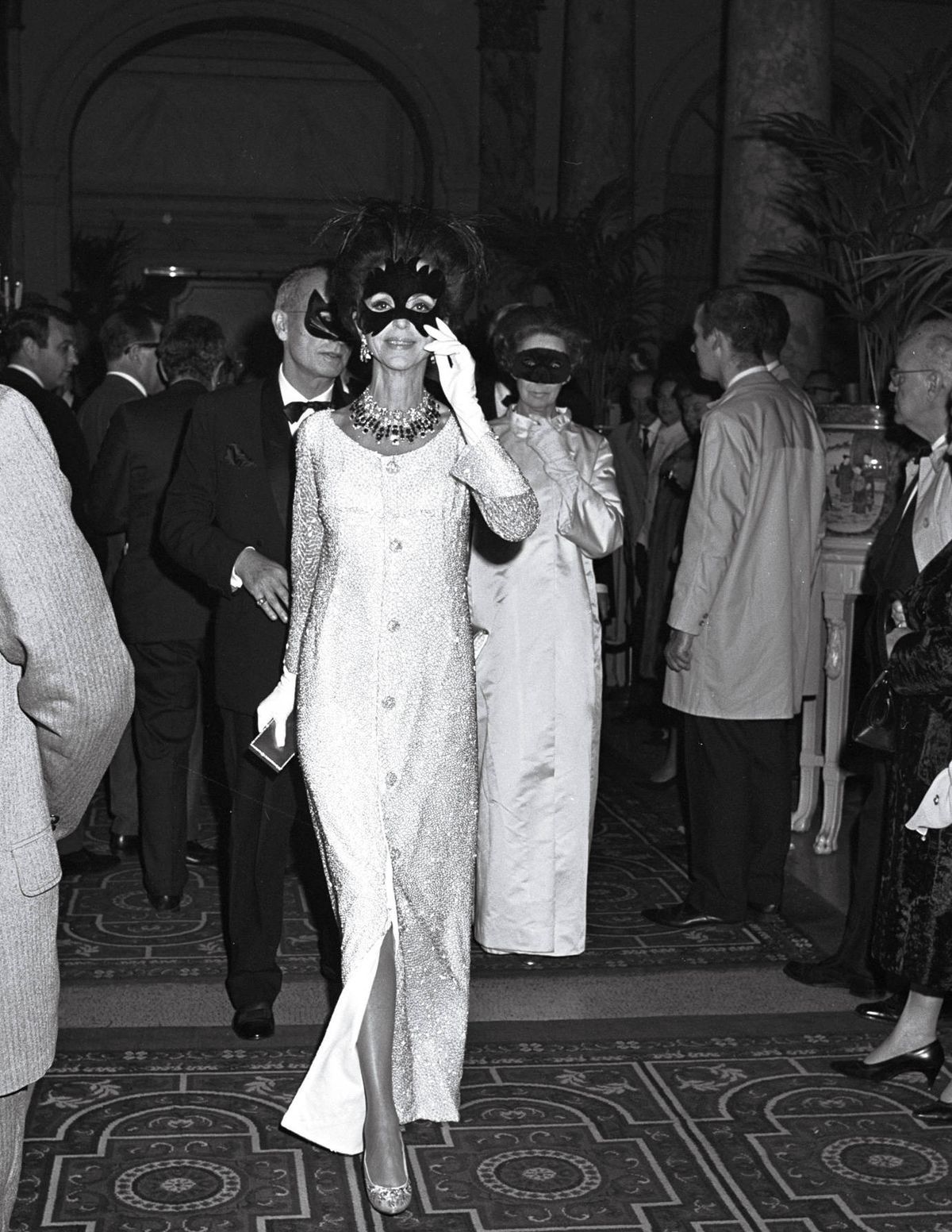 Elegante Gäste mit Masken bei einem historischen Maskenball